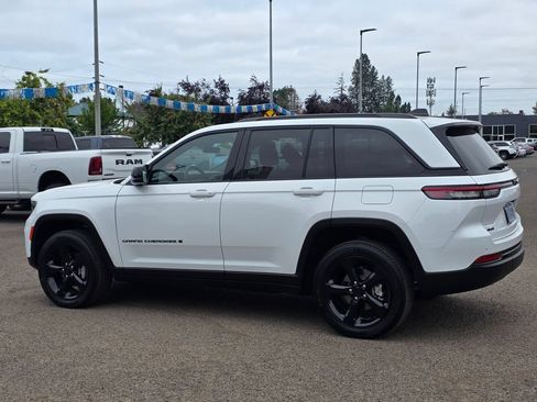 Used 2025 Jeep Grand Cherokee Altitude AWD/4WD image 33
