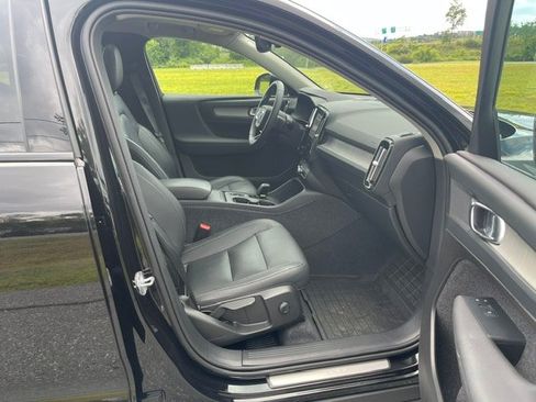 Used 2024 Volvo XC40 B5 Core AWD/4WD image 11