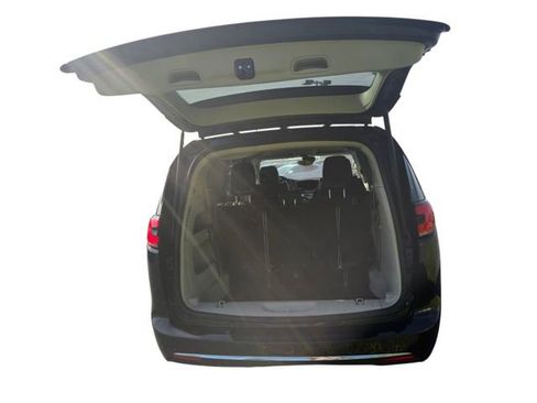 Used 2023 Chrysler Pacifica Touring-L FWD image 10