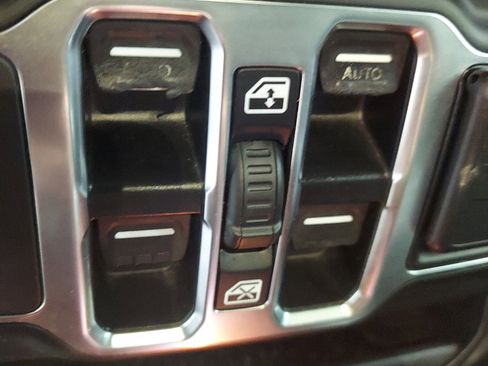 Used 2019 Jeep Wrangler Unlimited Sahara w/ Uconnect 4C Nav & Sound Group AWD/4WD image 17