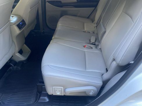 Used 2019 Toyota Highlander XLE AWD/4WD image 10