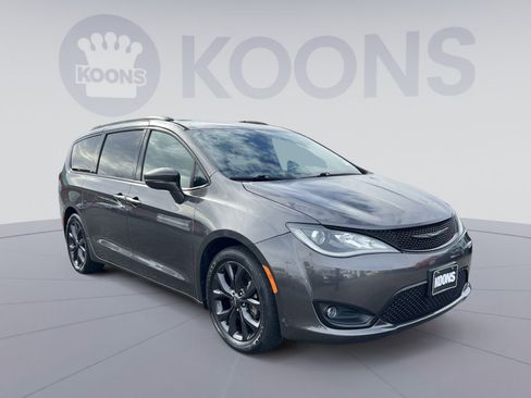 Used 2018 Chrysler Pacifica Limited w/ S Appearance Package image 10