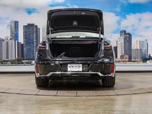 Used 2025 BMW 750e xDrive w/ Premium Package image 12