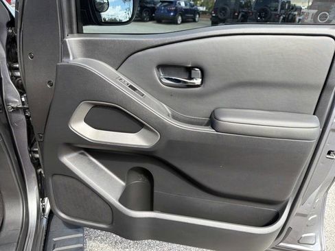 Used 2024 Nissan Frontier SV w/ Tow Package image 15