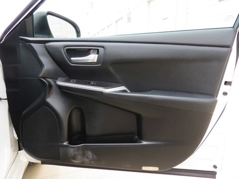 Used 2015 Toyota Camry SE FWD image 24