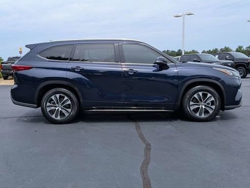 Used 2020 Toyota Highlander XLE FWD image 3