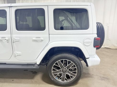 Used 2022 Jeep Wrangler Unlimited Sahara AWD/4WD image 5