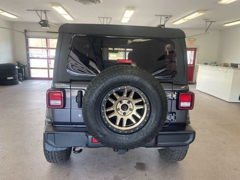 Used 2018 Jeep Wrangler Unlimited Sahara AWD/4WD image 12