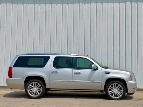 Used 2013 Cadillac Escalade ESV Platinum AWD/4WD image 7