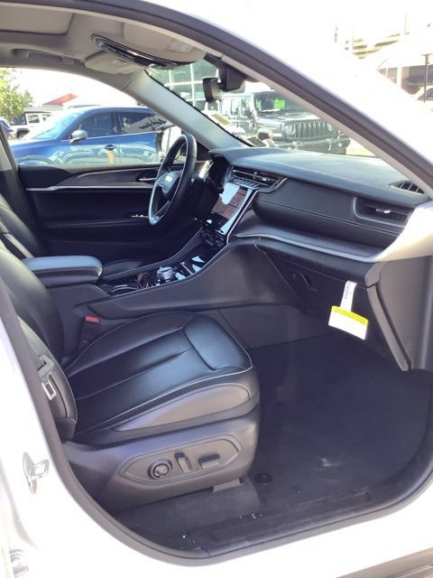 Used 2023 Jeep Grand Cherokee Limited AWD/4WD image 21