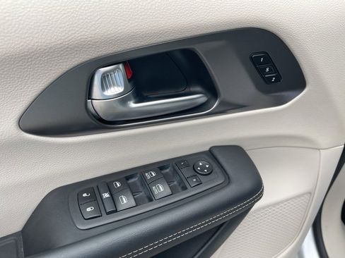 Used 2024 Chrysler Pacifica Touring-L image 16
