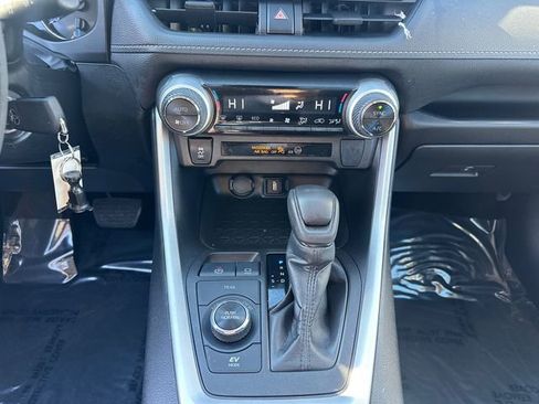 Used 2022 Toyota RAV4 LE AWD/4WD image 25