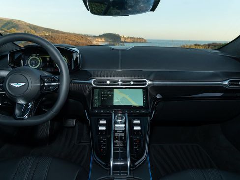 Used 2025 Aston Martin V8 Vantage Coupe RWD image 19