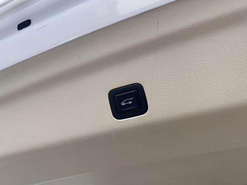 Used 2021 Cadillac Escalade Premium Luxury image 36