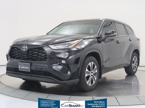 Used 2022 Toyota Highlander XLE AWD/4WD image 1