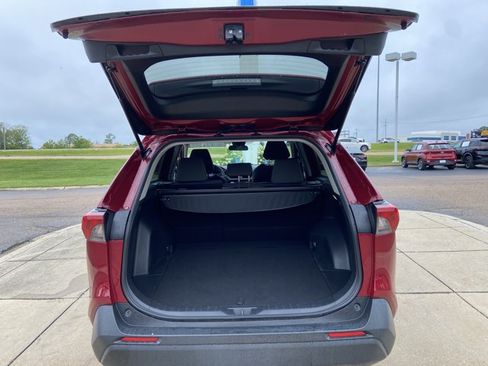 Used 2022 Toyota RAV4 XLE AWD/4WD image 16