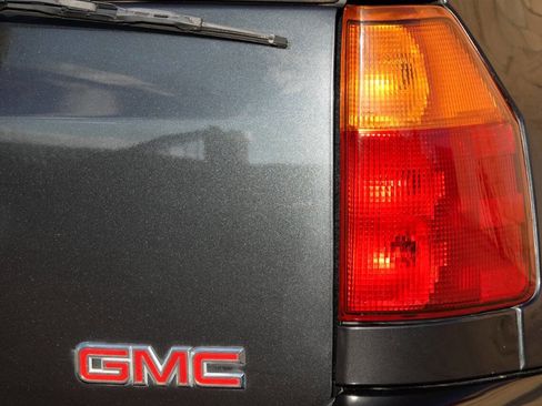 Used 2004 GMC Envoy SLT image 47