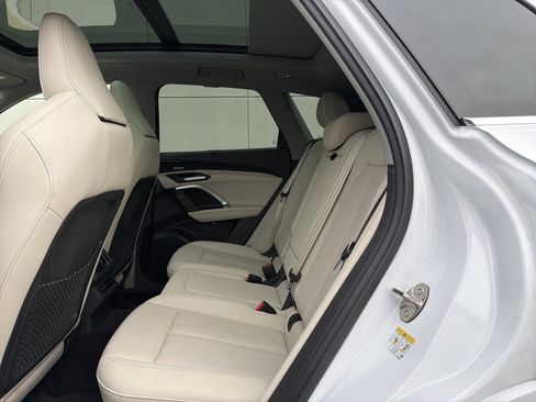 Certified 2025 Audi Q5 Prestige image 9