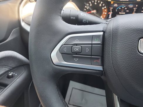 Used 2025 Jeep Compass Latitude w/ Convenience Group AWD/4WD image 27