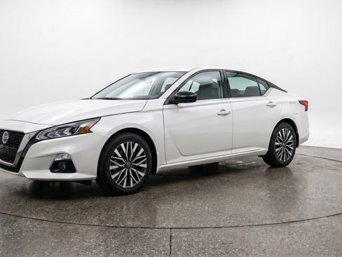 Used 2025 Nissan Altima 2.5 SV FWD image 2