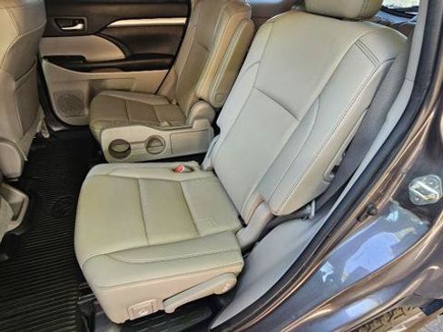 Used 2019 Toyota Highlander XLE AWD/4WD image 31