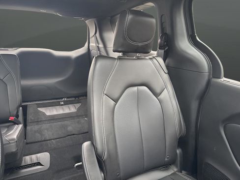 Used 2025 Chrysler Pacifica Select image 22