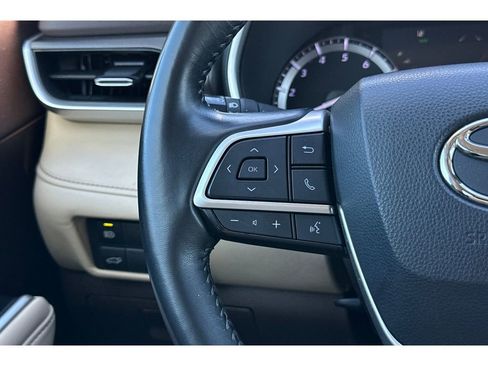 Used 2022 Toyota Highlander XLE image 38
