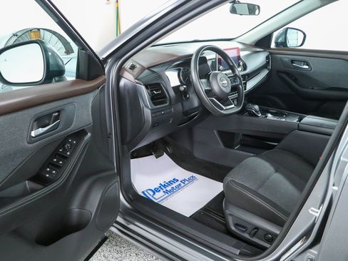 Used 2022 Nissan Rogue SV FWD image 3