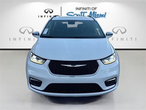 Used 2021 Chrysler Pacifica Limited image 2