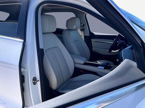 Used 2022 Audi e-tron Premium Plus w/ Premium Plus Package image 7