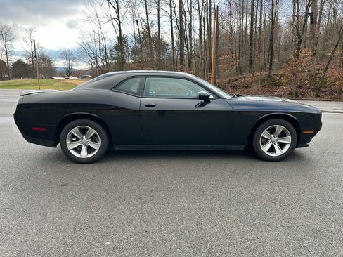 Used 2021 Dodge Challenger SXT image 2