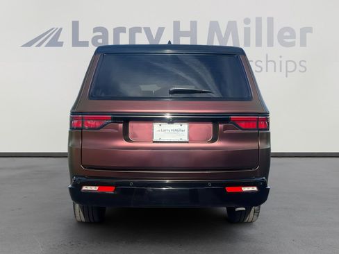 Used 2023 Jeep Wagoneer L Series II image 4