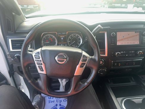 Used 2019 Nissan Titan SV w/ SV Convenience Package image 13