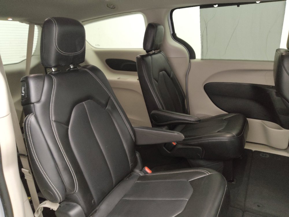Used 2024 Chrysler Pacifica Touring-L FWD image 19