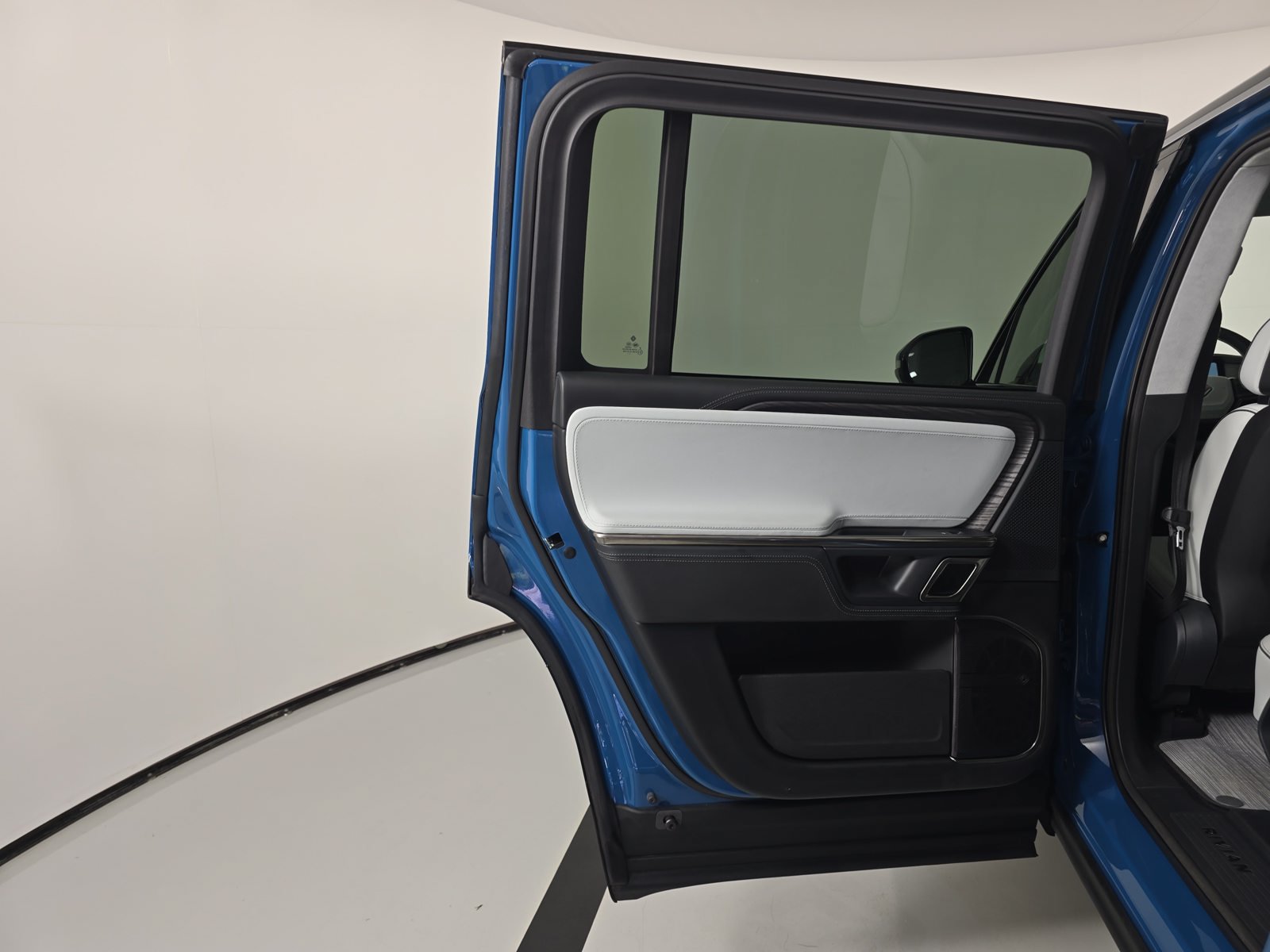 Used 2023 Rivian R1S Adventure Quad AWD/4WD image 17
