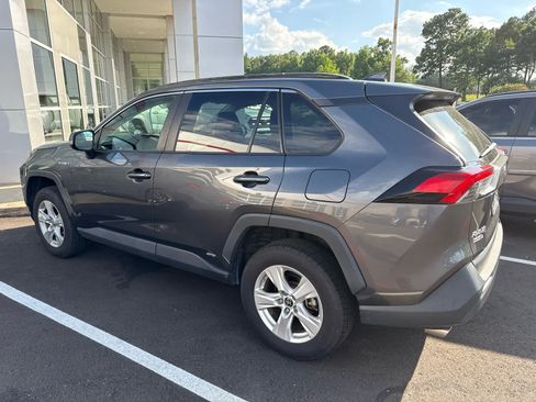 Used 2021 Toyota RAV4 LE AWD/4WD image 4