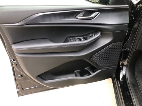 New 2025 Jeep Grand Cherokee Altitude image 10