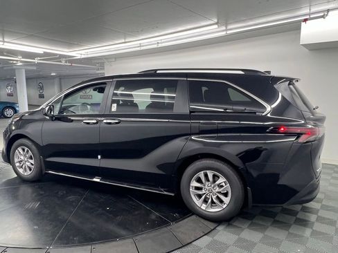 Used 2026 Toyota Sienna XLE FWD image 5
