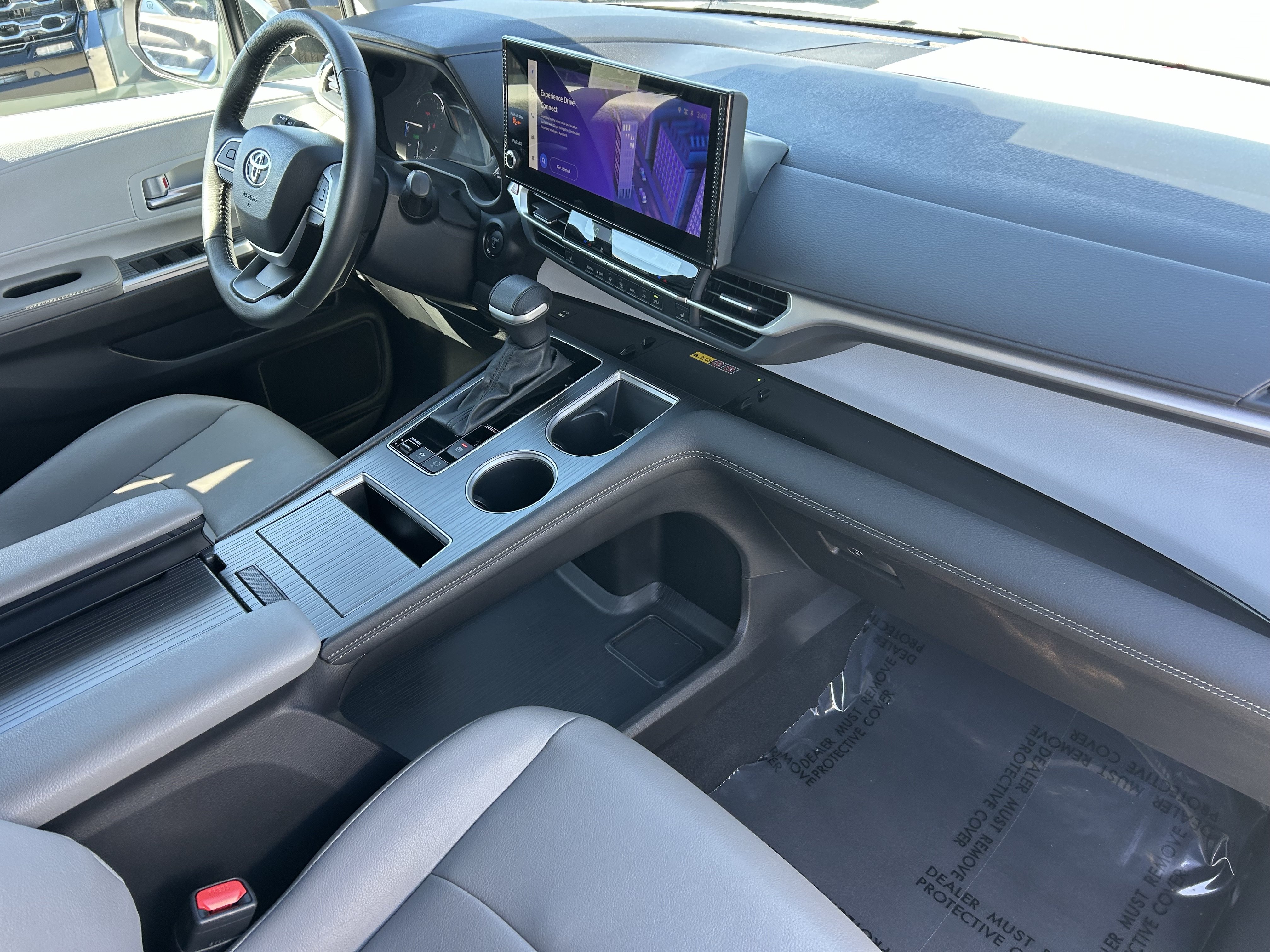 Used 2025 Toyota Sienna XLE FWD image 9
