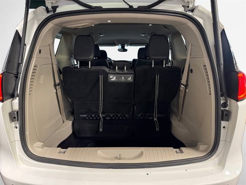 Used 2017 Chrysler Pacifica Touring-L image 25