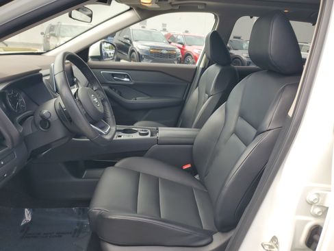 Used 2021 Nissan Rogue SV w/ Premium Package image 11