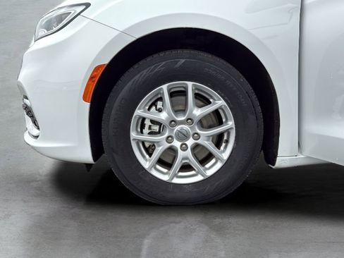 Used 2023 Chrysler Pacifica Touring-L FWD image 38