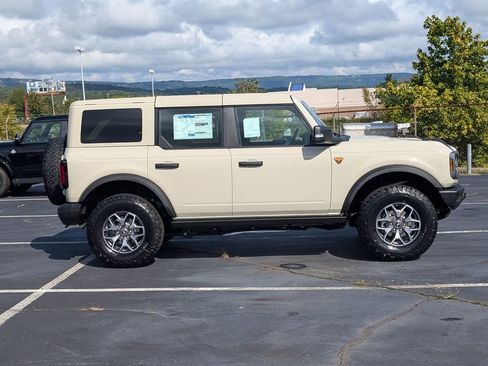 New 2025 Ford Bronco Badlands image 3