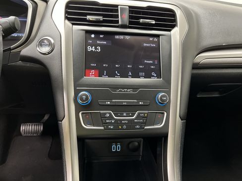 Used 2019 Ford Fusion SE FWD image 17