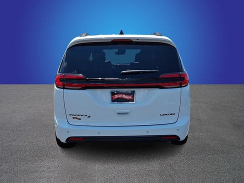 Used 2025 Chrysler Pacifica Limited FWD image 5