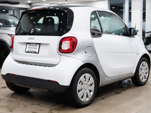 Used 2017 smart fortwo pure image 4
