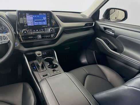 Used 2022 Toyota Highlander XLE FWD image 23