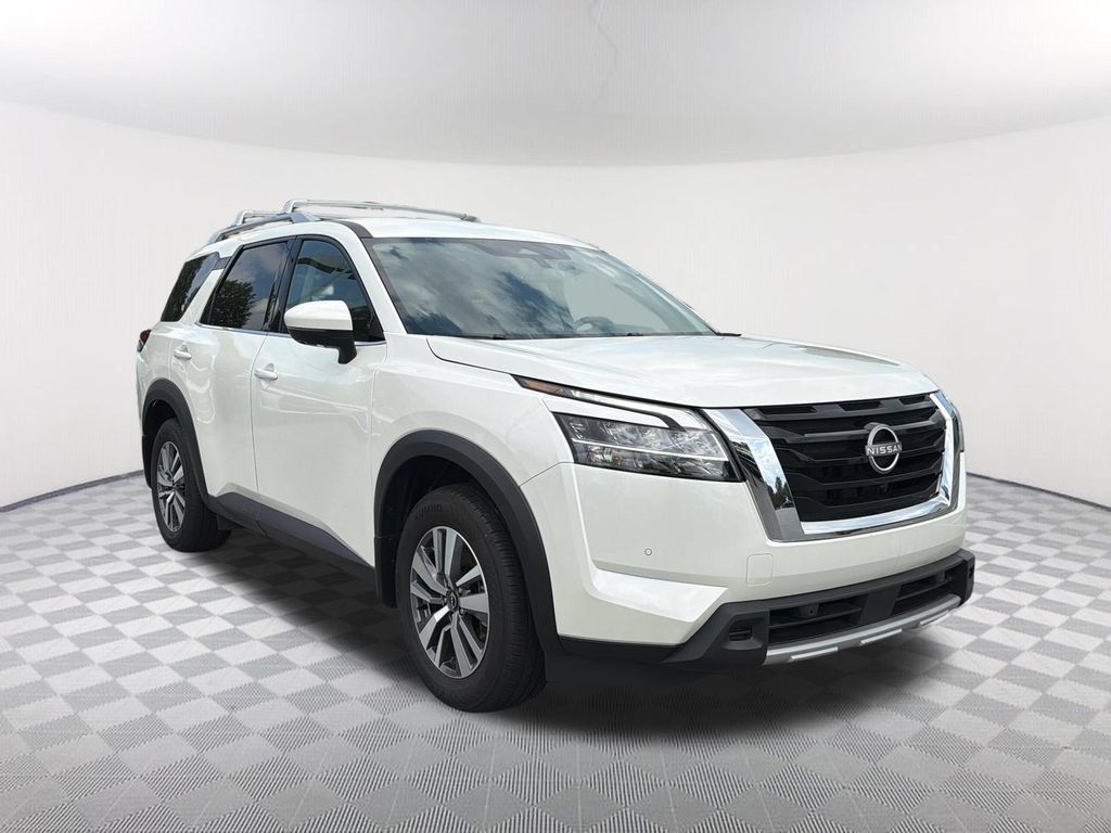 Used 2024 Nissan Pathfinder SL FWD image 3