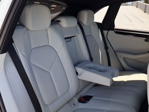 Certified 2023 Porsche Macan S AWD/4WD image 23