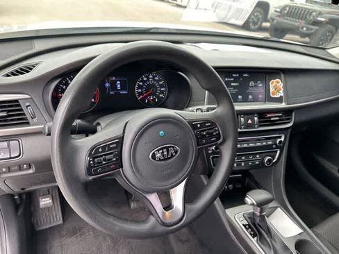 Used 2018 Kia Optima LX w/ 17" Alloy Wheels Package FWD image 6